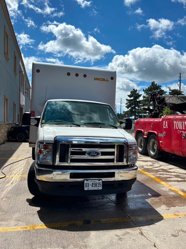 2021 Ford E-450 super duty, bílá, 114 936 km, dovoz Kanada — foto 1