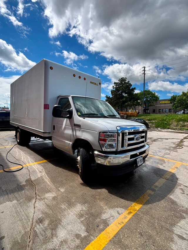2021 Ford E-450 super duty, bílá, 114 936 km, dovoz Kanada — foto 2 z 5