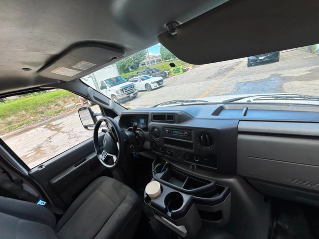 2021 Ford E-450 super duty, bílá, 114 936 km, dovoz Kanada — foto 4 z 5