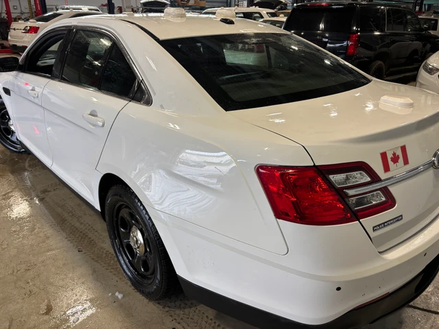 2013 Ford Taurus, bílá, 106 343 km, dovoz Kanada — foto 2 z 5