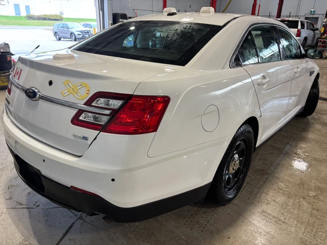 2013 Ford Taurus, bílá, 106 343 km, dovoz Kanada — foto 3 z 5
