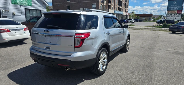 2014 Ford Explorer Limited, stříbrná, 114 000 km, dovoz Kanada — foto 4 z 5