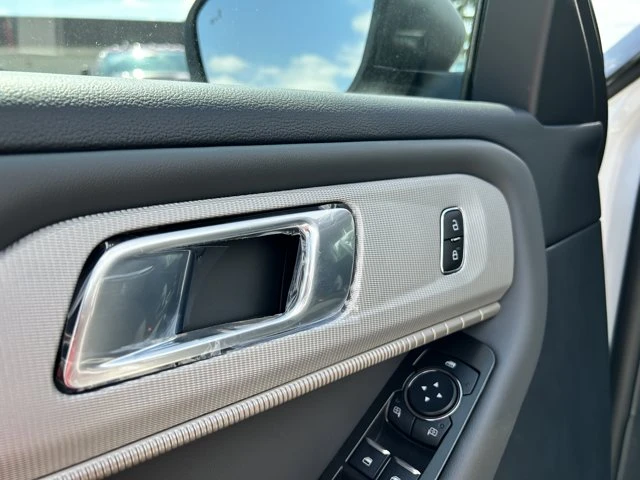 2026 Ford Explorer Active, bílá, 15 km, dovoz Kanada — foto 6 z 20