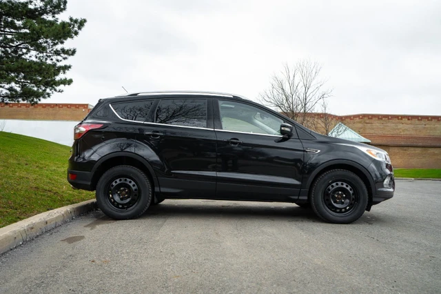 2017 Ford Escape Titanium, černá, 73 955 km, dovoz Kanada — foto 4 z 5