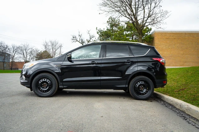 2017 Ford Escape Titanium, černá, 73 955 km, dovoz Kanada — foto 5 z 5