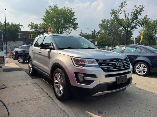 2016 Ford Explorer XLT, stříbrná, 143 000 km, dovoz Kanada — foto 4 z 5