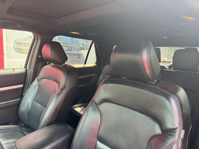 2016 Ford Explorer XLT, stříbrná, 143 000 km, dovoz Kanada — foto 5 z 5