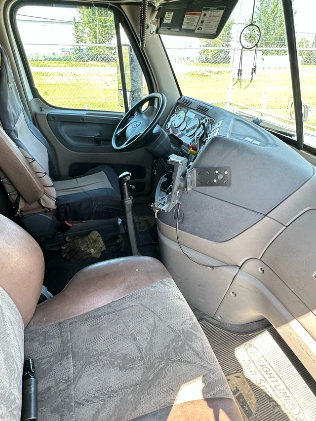 2015 Cascadia, bílá, 137 km, dovoz Kanada — foto 3 z 5