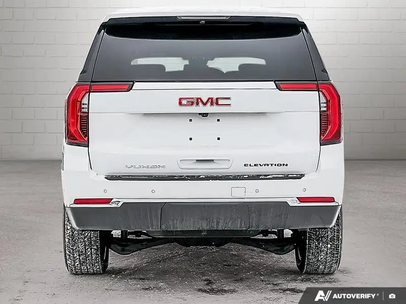 2026 GMC Yukon Elevation, bílá, 16 km, dovoz Kanada — foto 4 z 12