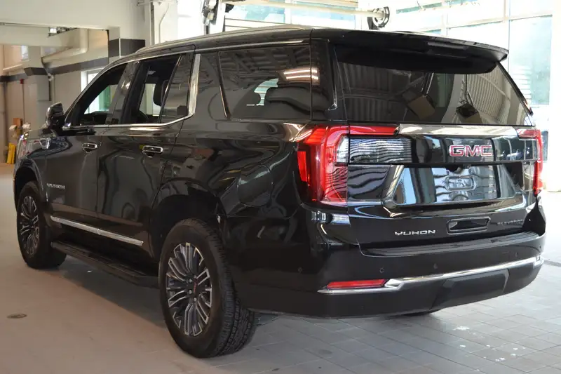 2025 GMC Yukon Elevation, černá, 32 850 km, dovoz Kanada — foto 2 z 10