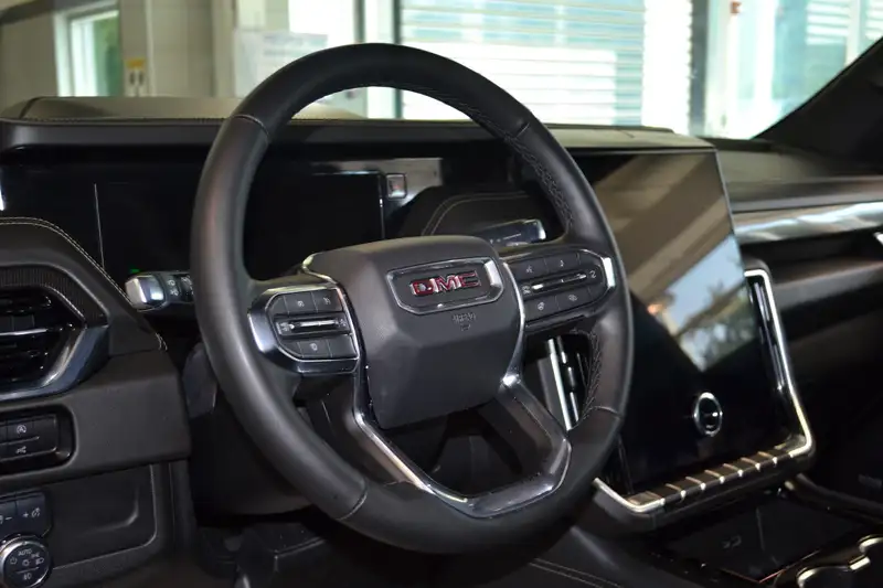2025 GMC Yukon Elevation, černá, 32 850 km, dovoz Kanada — foto 4 z 10