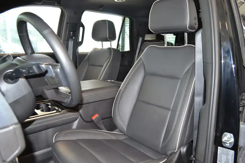 2025 GMC Yukon Elevation, černá, 32 850 km, dovoz Kanada — foto 7 z 10