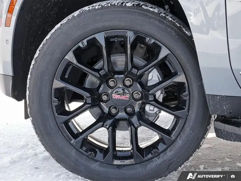 2026 GMC Yukon Elevation, stříbrná, 16 km, dovoz Kanada — foto 9 z 12