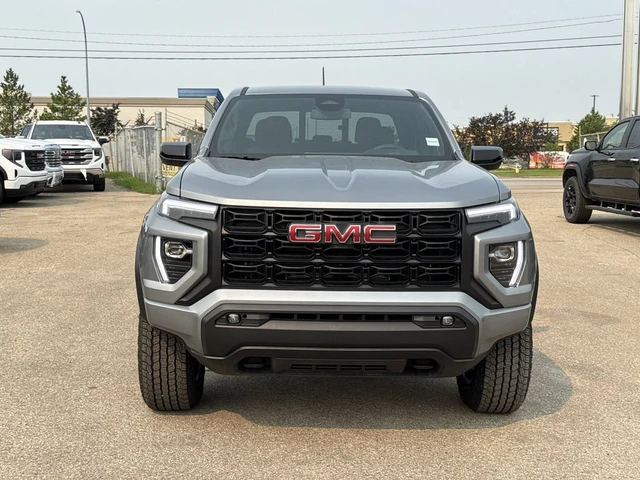 2026 GMC Canyon Elevation, stříbrná, 5 km, dovoz Kanada — foto 3 z 5