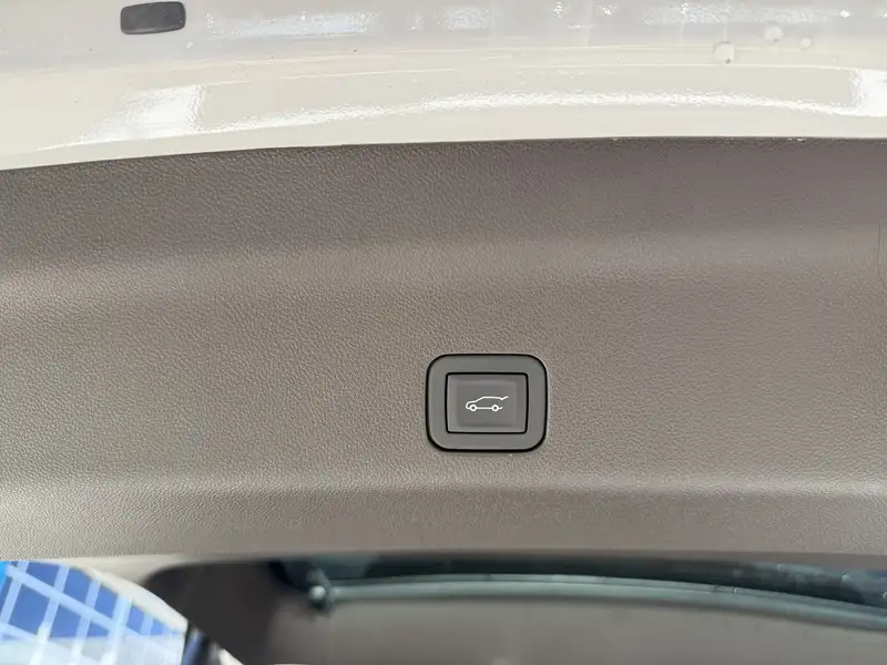 2026 GMC Yukon Elevation, bílá, 611 km, dovoz Kanada — foto 7 z 12