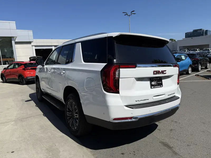 2026 GMC Yukon Elevation, bílá, 611 km, dovoz Kanada — foto 9 z 12