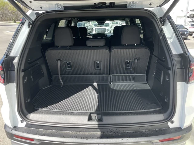 2026 GMC Acadia Elevation, bílá, 22 km, dovoz Kanada — foto 8 z 20