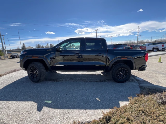 2026 GMC Canyon Elevation, černá, 7 km, dovoz Kanada — foto 2 z 4