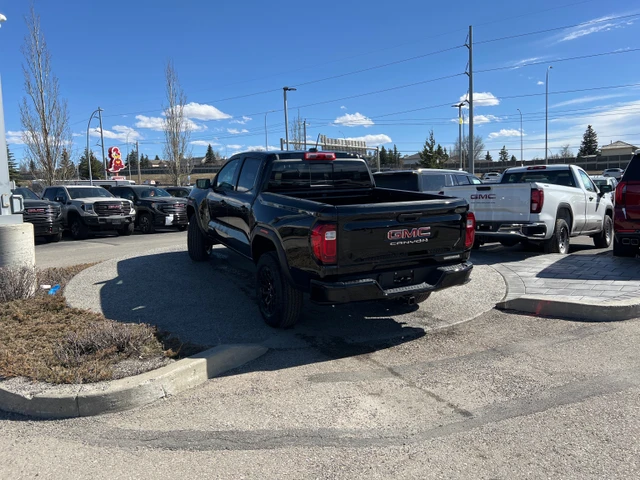 2026 GMC Canyon Elevation, černá, 7 km, dovoz Kanada — foto 3 z 4