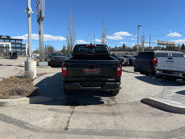2026 GMC Canyon Elevation, černá, 7 km, dovoz Kanada — foto 4 z 4