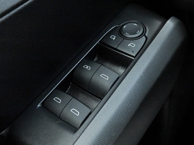 2024 GMC Canyon Elevation, bílá, 18 246 km, dovoz Kanada — foto 15 z 20