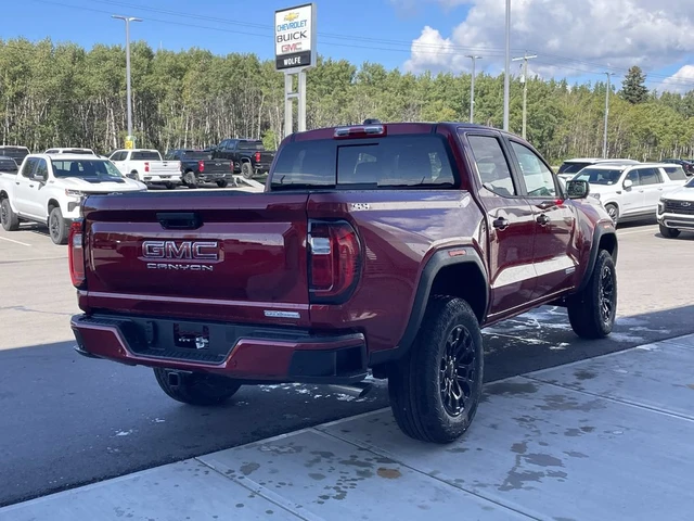 2026 GMC Canyon Elevation, červená, 5 km, dovoz Kanada — foto 9 z 20