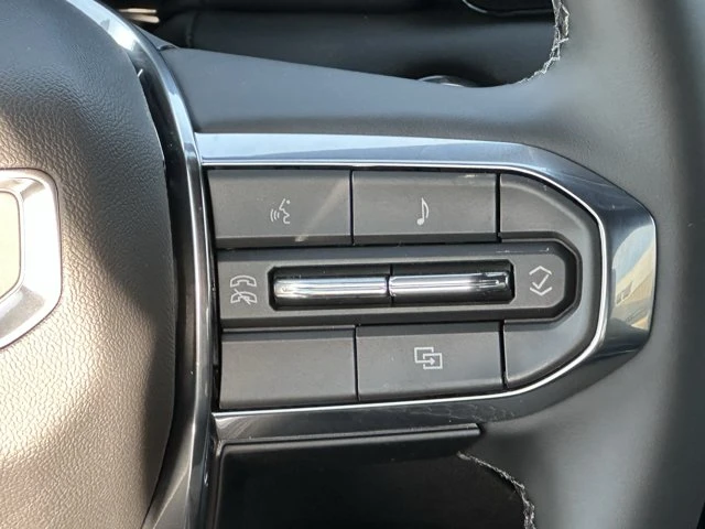 2026 GMC Canyon Elevation, černá, 4 km, dovoz Kanada — foto 13 z 20