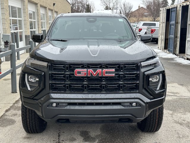 2026 GMC Canyon Elevation, černá, 4 km, dovoz Kanada — foto 2 z 20