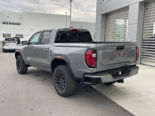 2026 GMC Canyon Elevation, stříbrná, 8 km, dovoz Kanada — foto 10 z 20