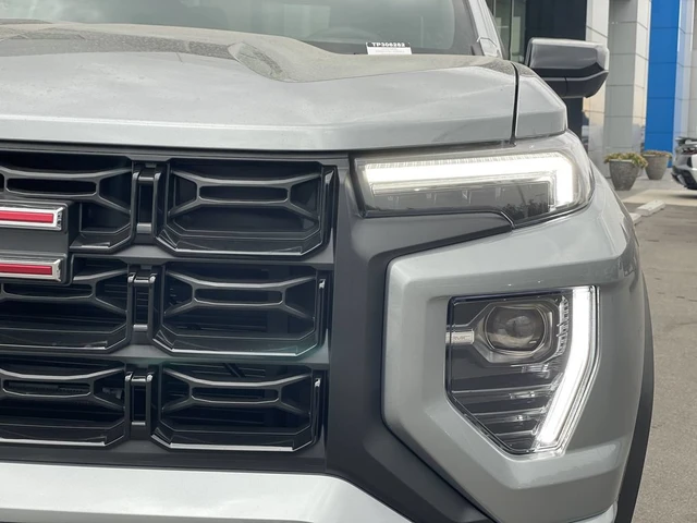 2026 GMC Canyon Elevation, stříbrná, 8 km, dovoz Kanada — foto 4 z 20