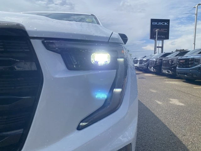 2026 GMC Acadia Elevation, bílá, 5 km, dovoz Kanada — foto 10 z 20
