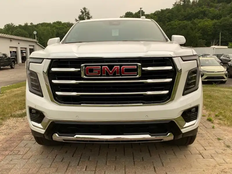 2026 GMC Yukon Elevation, bílá, 5 km, dovoz Kanada — foto 2 z 12