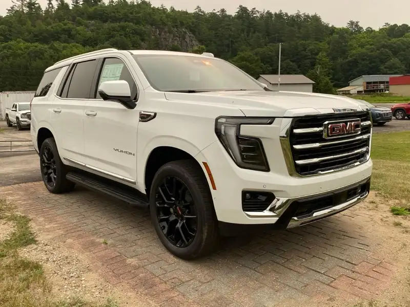 2026 GMC Yukon Elevation, bílá, 5 km, dovoz Kanada — foto 3 z 12