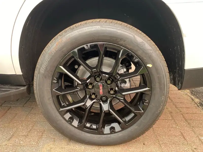2026 GMC Yukon Elevation, bílá, 5 km, dovoz Kanada — foto 9 z 12