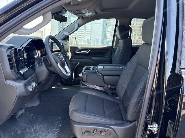 2026 GMC Sierra 1500 Elevation, černá, 5 km, dovoz Kanada — foto 12 z 20