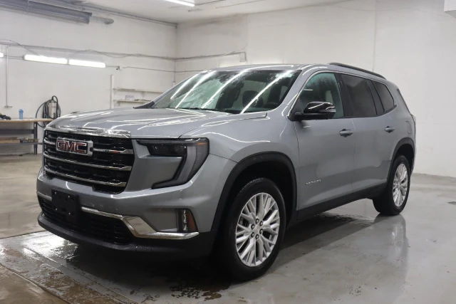 2026 GMC Acadia Elevation, stříbrná, 500 km, dovoz Kanada — foto 4 z 5