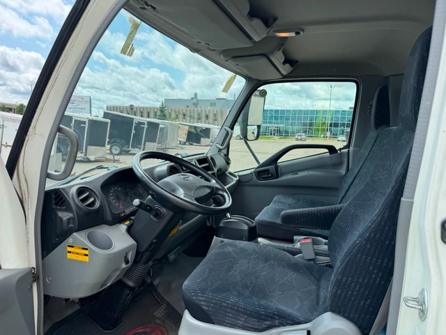 2017 Hino, bílá, 86 000 km, dovoz Kanada — foto 2 z 5