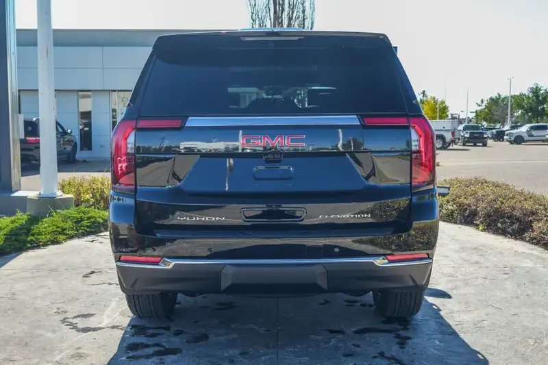 2026 GMC Yukon Elevation, černá, 272 km, dovoz Kanada — foto 3 z 12