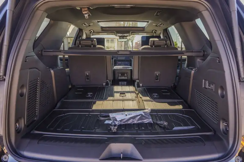 2026 GMC Yukon Elevation, černá, 272 km, dovoz Kanada — foto 4 z 12