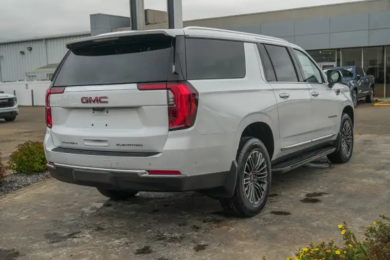 2026 GMC Yukon Elevation, bílá, 13 km, dovoz Kanada — foto 2 z 12