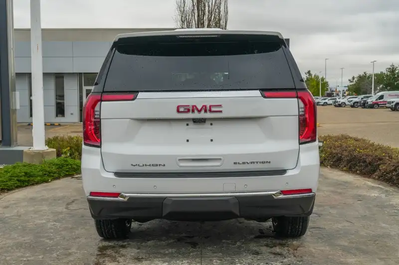 2026 GMC Yukon Elevation, bílá, 13 km, dovoz Kanada — foto 3 z 12