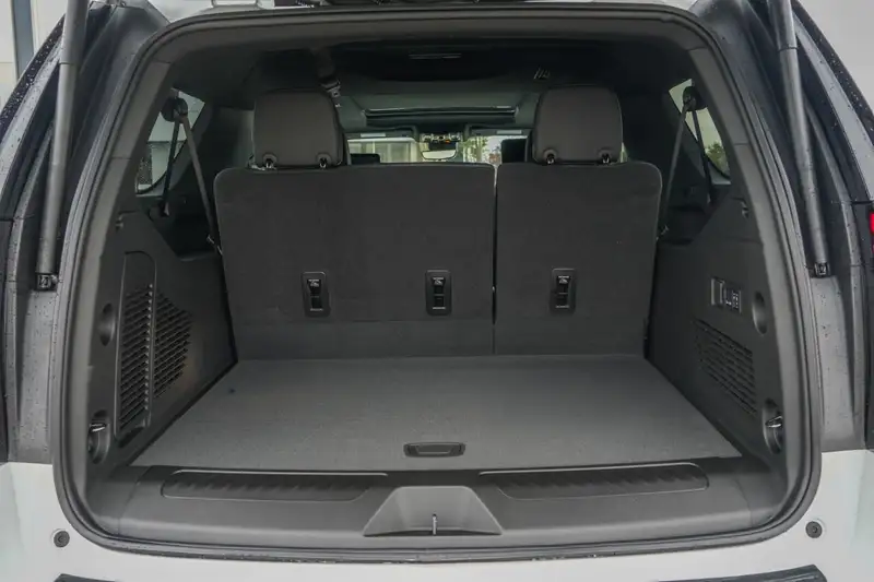 2026 GMC Yukon Elevation, bílá, 13 km, dovoz Kanada — foto 4 z 12