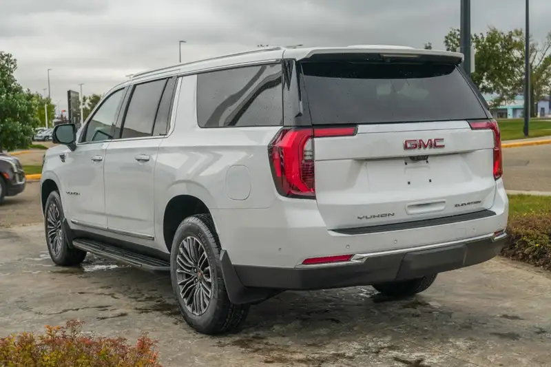 2026 GMC Yukon Elevation, bílá, 13 km, dovoz Kanada — foto 5 z 12
