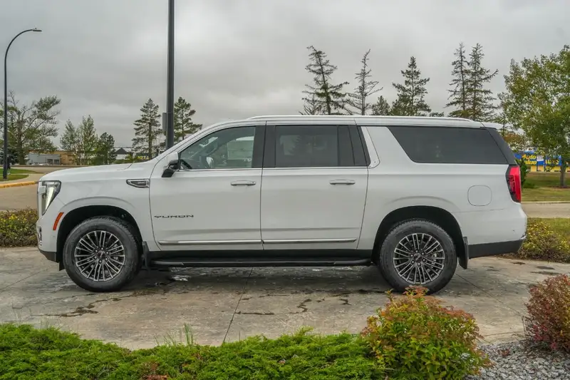 2026 GMC Yukon Elevation, bílá, 13 km, dovoz Kanada — foto 6 z 12