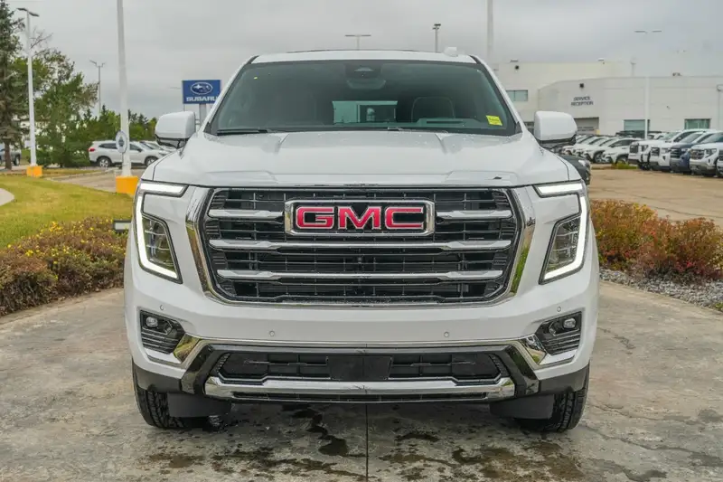 2026 GMC Yukon Elevation, bílá, 13 km, dovoz Kanada — foto 7 z 12