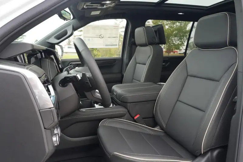 2026 GMC Yukon Elevation, bílá, 13 km, dovoz Kanada — foto 9 z 12