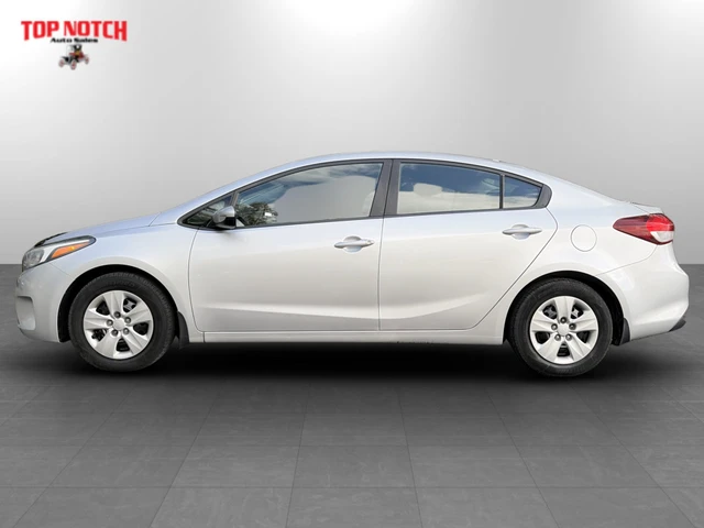 2017 Kia Forte LX, stříbrná, 105 484 km, dovoz Kanada — foto 2 z 14
