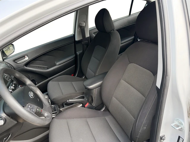 2017 Kia Forte LX, stříbrná, 105 484 km, dovoz Kanada — foto 7 z 14