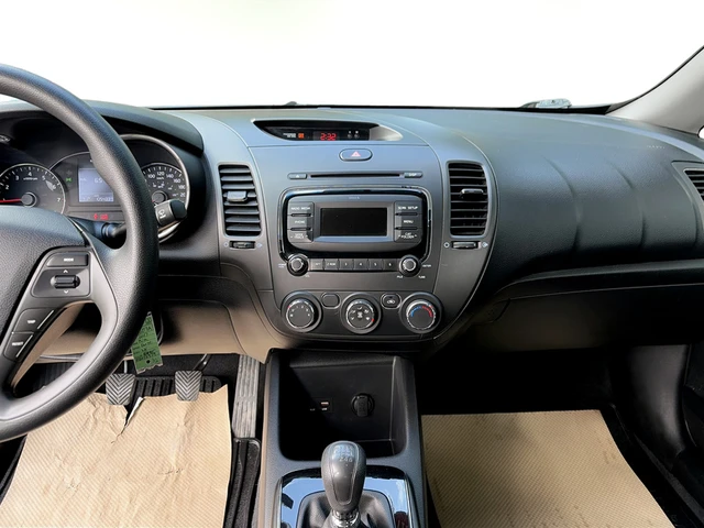 2017 Kia Forte LX, stříbrná, 105 484 km, dovoz Kanada — foto 9 z 14
