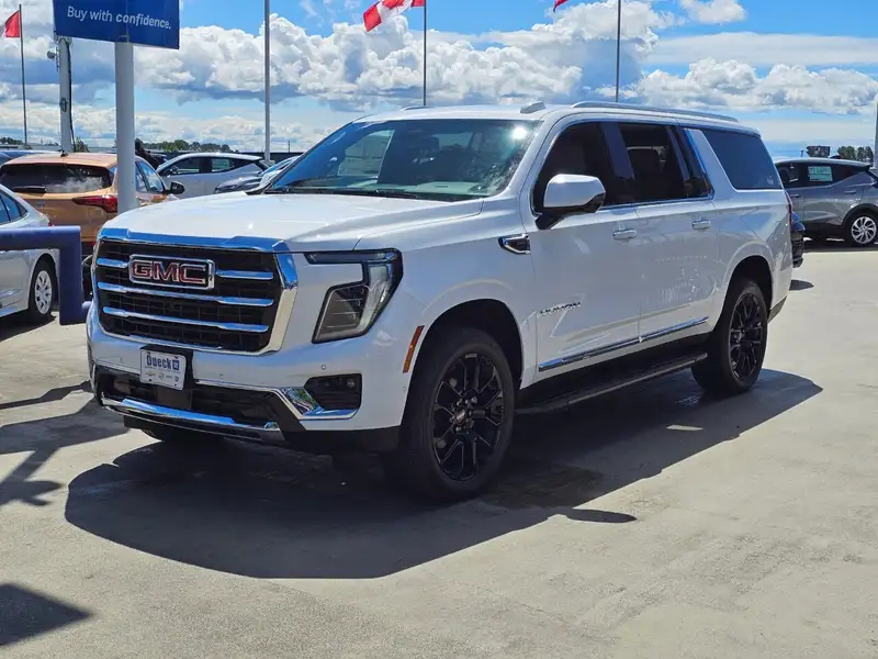 2026 GMC Yukon Elevation, bílá, dovoz Kanada — foto 4 z 12